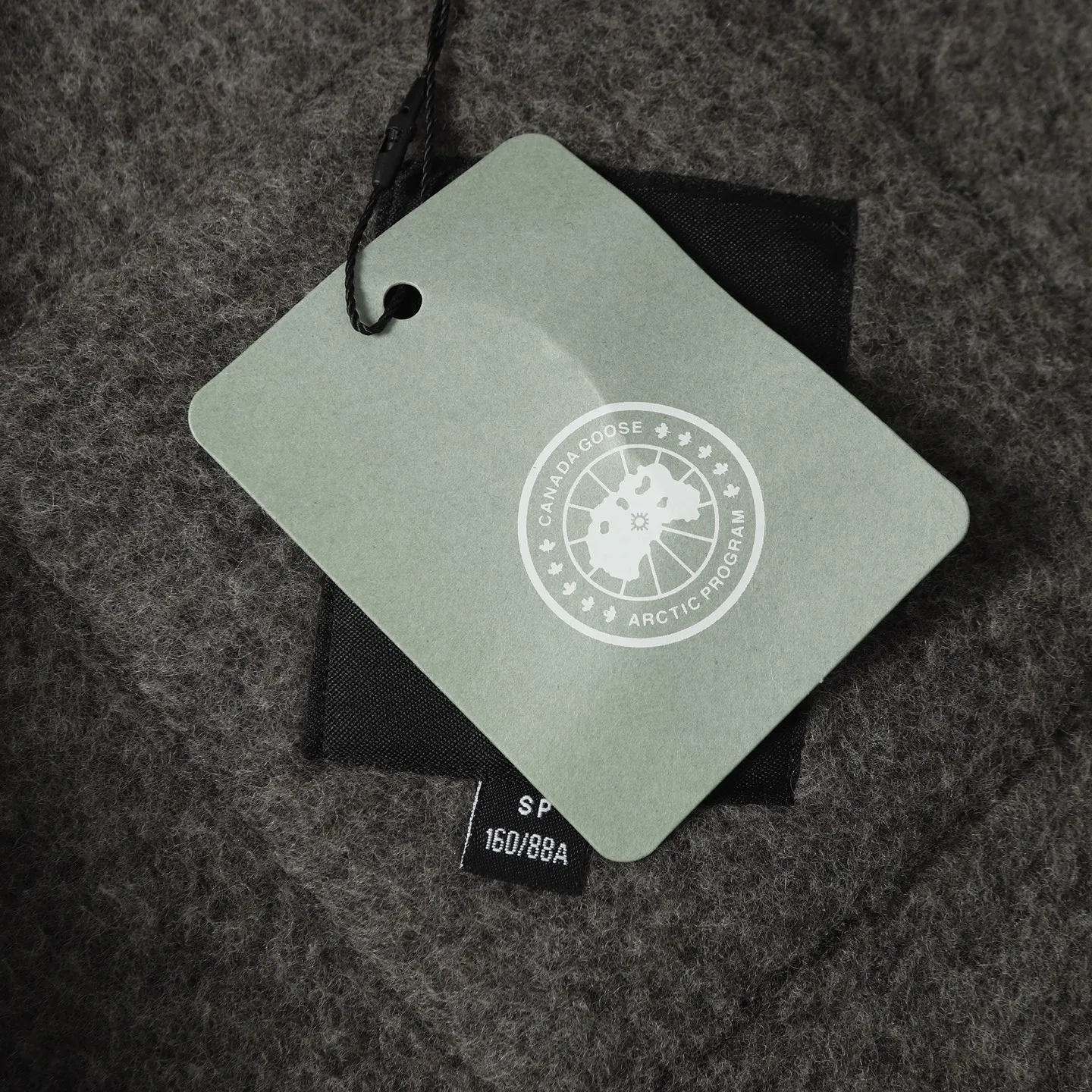 P620 Canada Goose/ Chilliwa series cashmere bomber jacket, exclusive customized wool fabric, containing 60% wool content! Super lightweight, soft and warm! The high-tech breathable space cotton liner makes the entire shape very stiff and soft, comfortable and lightweight at the same time. Breathable, soft, non-stuffy, lightweight, stylish, and non-deformable. The iconic double-stripe reflective strips are designed on the back of the collar and splicing. No detail is missed. The front placket allows you to easily cope with seasonal changes and calmly resist bad weather. High-density badges. All threaded accessories are customized. Loose fit and adjustable drawstring. Not bloated at all. Quite fashionable. It can be said to be a very unique design. This year's must-have style is for men and women. Size: S-L